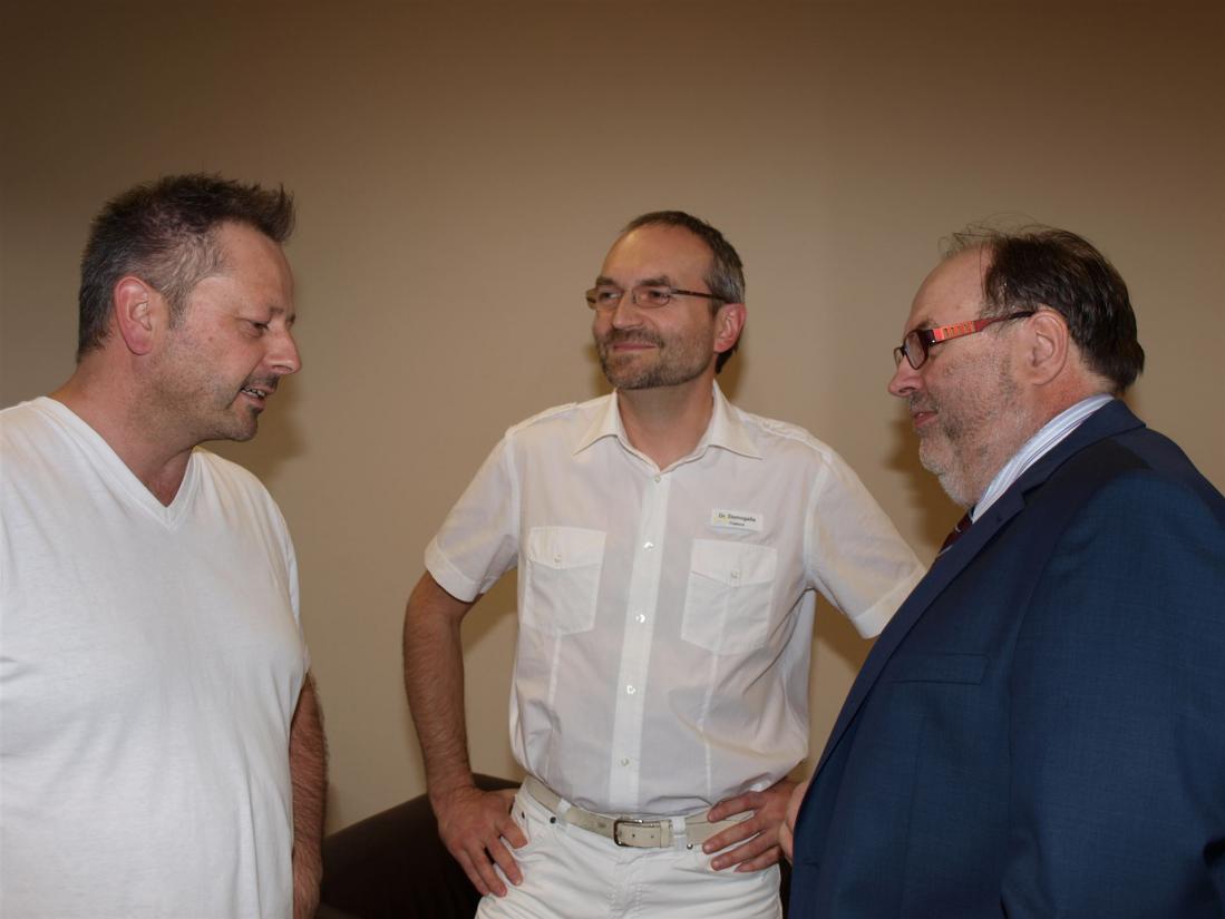 Dr. med. Werner Binz (links im Bild) & Dr. med. Krzysztof Domogalla (Mitte), Chefärzte der Elfenmaar-Klinik in Bad Bertrich Michael Weyland, (re)
