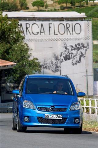 Ein Opel OPC auf der legendären Targa Florio