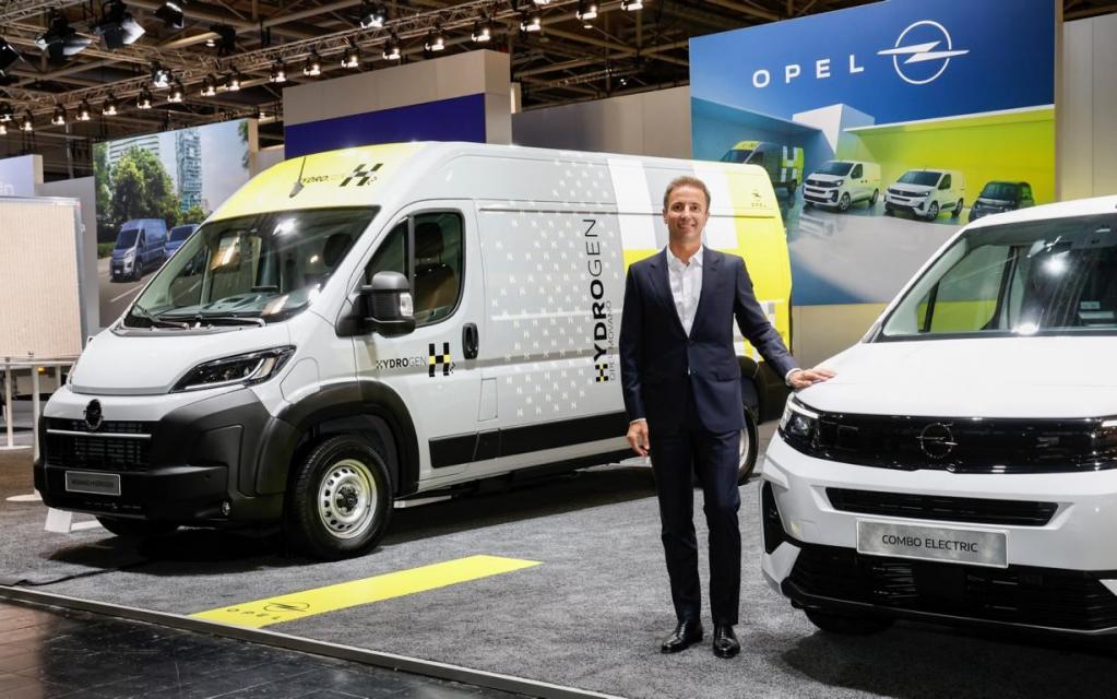 Weltpremiere: Opel CEO Florian Huettl präsentiert auf der IAA Transportation in Hannover erstmals den neuen Wasserstoff-Transporter Opel Movano HYDROGEN (links im Bild). 